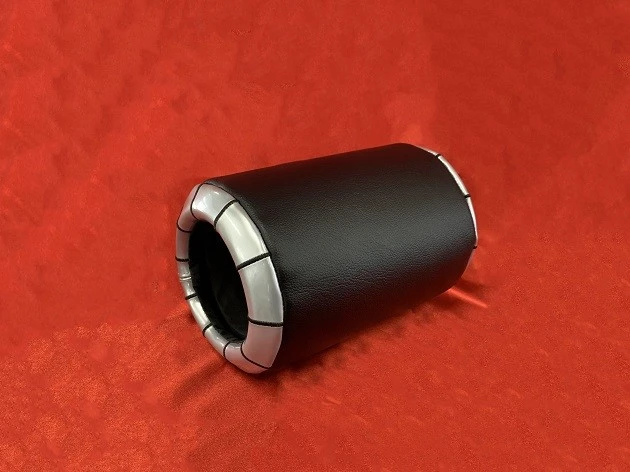 今回発売された『キン肉マン』のバッファローマンが装着している「バッファロー・サポーター」。バッファローレザー製(1万5000円、税別)と合成皮革製(8000円、税別)の2種類、100コ限定