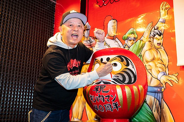 あのキン肉マン酒場が期間限定で復活オープン。記念イベントでだるまに目を入れるゆでたまご・嶋田先生