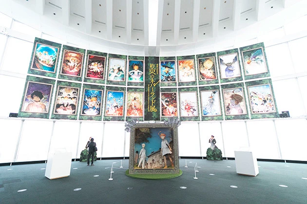 「連載完結記念　約束のネバーランド展」は、２０２０年１２月１１日～２０２１年１月１１日まで、東京・六本木ヒルズ展望台　東京シティビュー　スカイギャラリーにて現在好評開催中