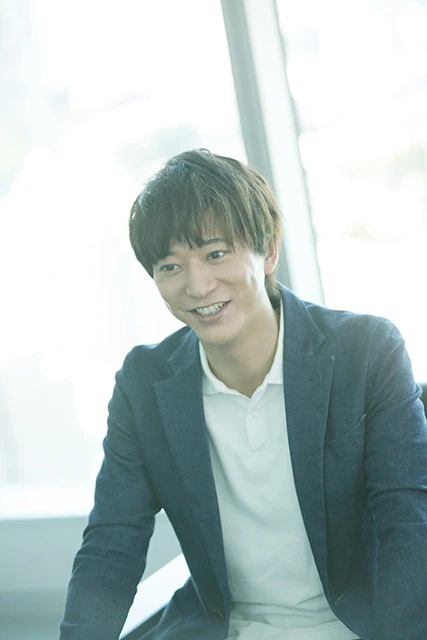 吉岡としのりを演じる浅香航大さん。撮影でかなり飲み食いをしたものの、太らなかったのは汗をかいたから!?