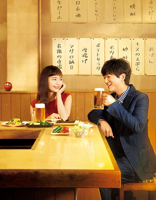 広告代理店「シューエイプロジェクト」社員、吉岡としのり(28)は、忙しい毎日に会社と家を往復するだけの彩りのない日々を送っていた。ひょんなことから再会した憧れの恵子先輩に、今のあなたに必要な場所だと教えてもらったコの字型の酒場。勇気を出してその扉を開けると、そこには今まで知らなかったワンダーランドが広がっていた......。©「今夜はコの字で」制作委員会2020ドラマ『今夜はコの字で』公式サイトhttps://www.bs-tvtokyo.co.jp/konoji/