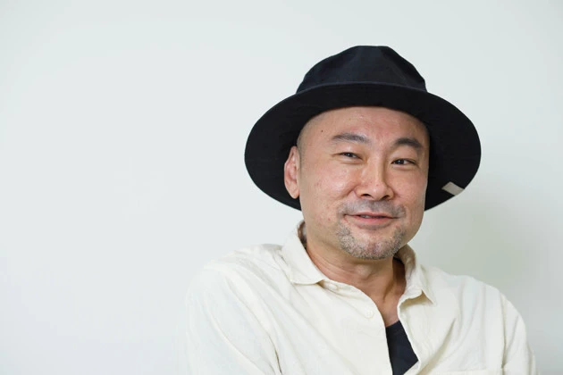 普段はメガネを標準装備する内田さん。メガネを外すと......。これ、ハリウッドザコシショウさんじゃん! ちなみに、おふたりとも同じ事務所に所属なので、コラボ企画を、ぜひ!!