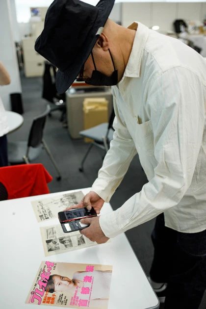 編集部にて、内田さんが新人記者時代に手がけた約四半世紀前の記事を発見。当時はこれら記事のタイトルを決定するのに5時間。鬼軍曹的な編集者に詰められつつ、その合間に映画の脚本を制作していたという。懐かしさのあまり即撮影