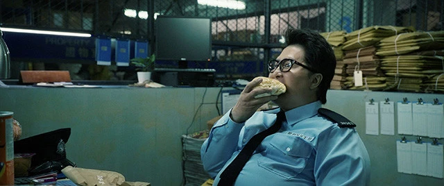 本作では、スリムだったフクロン刑事が暴飲暴食の果てに激太りしていく過程をちゃんと見せる