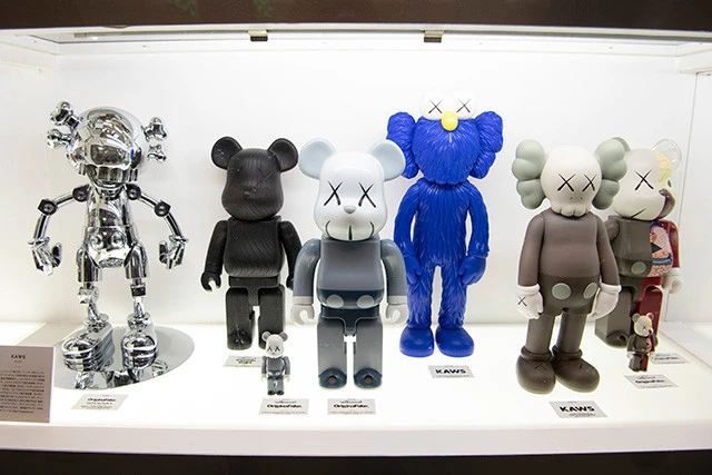 話題のＫＡＷＳの、過去に発売されたフィギュアも展示