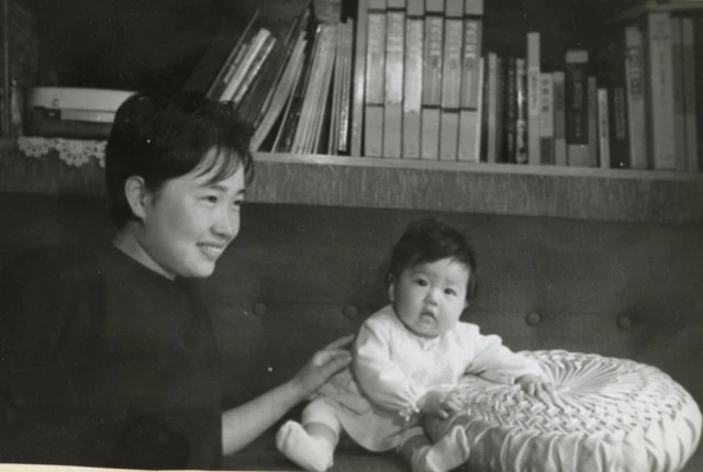 若き日の談志師匠の奥様・則子さん(左)とゆみこ氏(右)