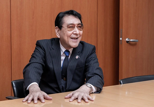 古谷敏（ふるや・さとし）　１９４３年生まれ。１９６６年に『ウルトラＱ』のケムール人に抜擢さ れ、そのスタイルが評判を呼びウルトラマンのスーツアクターに。翌年、『ウルトラセブン』 ではアマギ隊員を好演。『ウルトラマンになった男』（小学館）