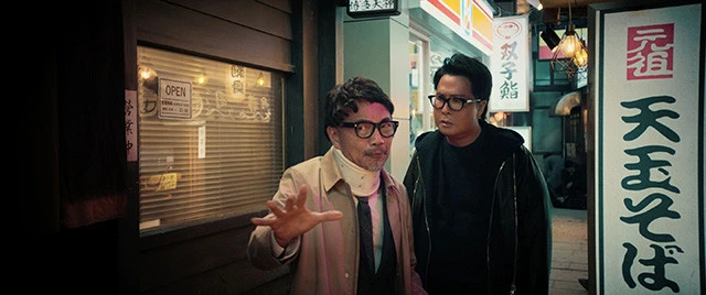 フクロン刑事をナビゲートする遠藤刑事（竹中直人）