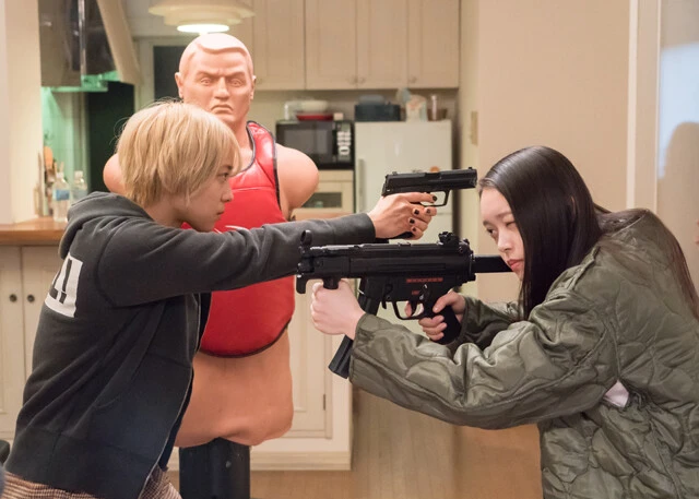 舞台『鬼滅の刃』で竈門禰豆子を演じた髙石あかり(右)と、『るろうに剣心 最終章 The Final/The Beginning』などでスタントダブル(本来の演者に代わって危険なシーンを演じる役者)を務めたスタントパフォーマー・伊澤彩織(左)が殺し屋コンビを熱演