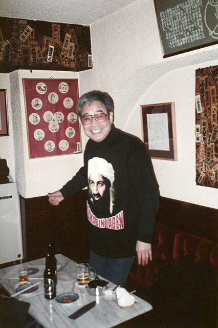 ビン・ラディンがプリントされたシャツを着る談志師匠