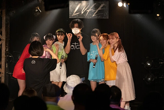 メンバーとチェキ撮影をするうすた京介氏