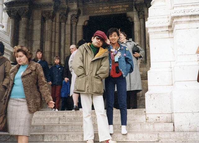 海外での立川談志師匠(左)と松岡ゆみこ氏(右)