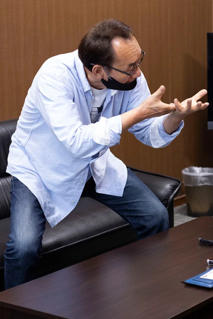 予定時間を大幅に超えたインタビューはまさに金田氏の独演会。身振り手振り交えて哲学を語るアクション界のレジェンドは、熱血社長だった……！