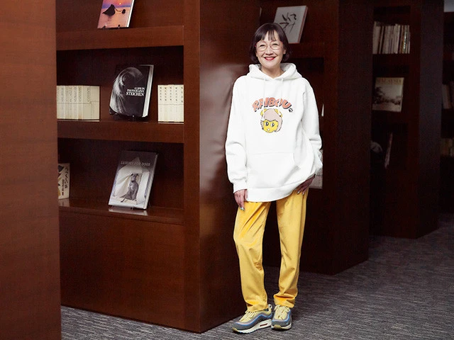 松岡ゆみこ氏。パーカーのデザインは、師匠が大切にしていたぬいぐるみのライ坊