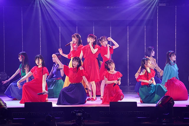 1位に輝いた5期生による「真っ赤なアンブレラ」