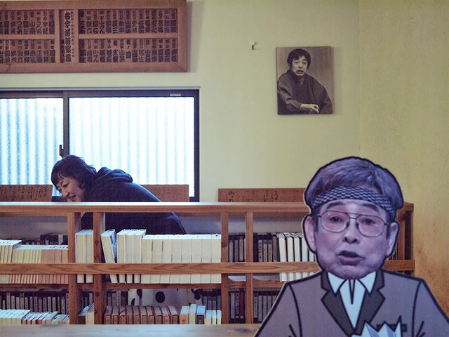 談志師匠の練馬宅。映画や落語のVHSがズラリと並ぶ