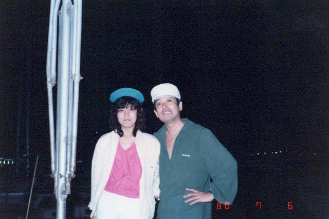 16歳当時のゆみこ氏(左)と立川談志師匠(右)