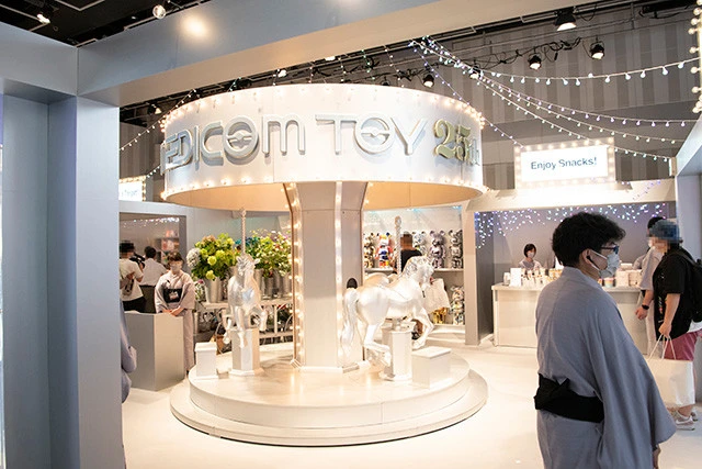 会場ではメリーゴーラウンドや射的、アヒルすくいなどのアクションも