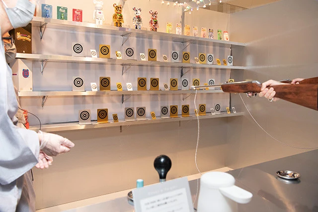 会場ではメリーゴーラウンドや射的、アヒルすくいなどのアクションも