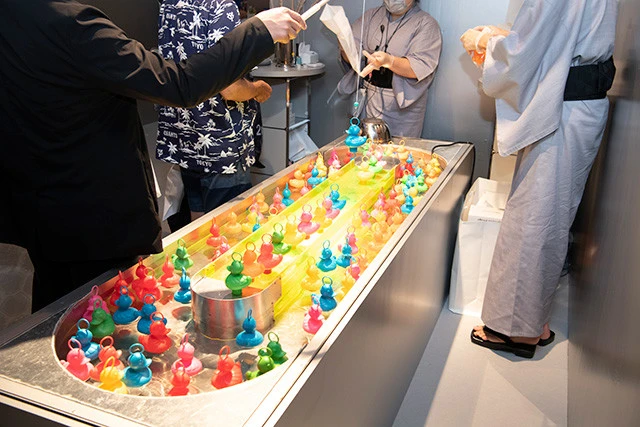 会場ではメリーゴーラウンドや射的、アヒルすくいなどのアクションも