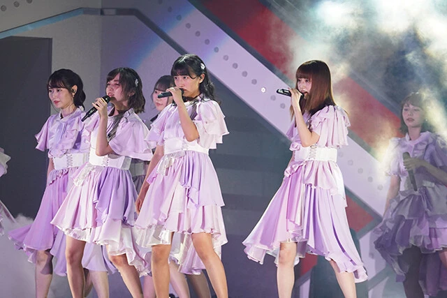 『回遊魚のキャパシティ』では年内で活動を終了する小見山沙空もセンターに