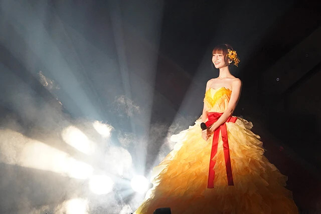 ファンに感謝の気持ちをこめて『アリガトウ』を歌った荻野