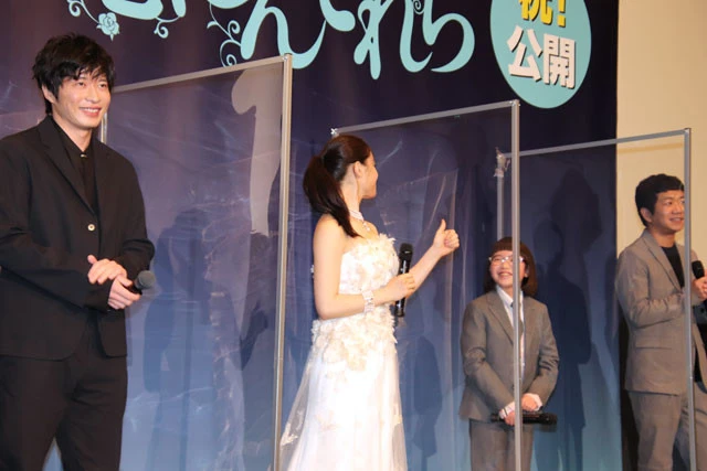 インスタグラマーとして世界的に有名な10歳のCOCO。初めての舞台で無事挨拶できたCOCOに土屋は、Good!とハンドサインを送っていた