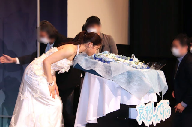 フラワーケーキに興味津々で、匂いを確認する土屋