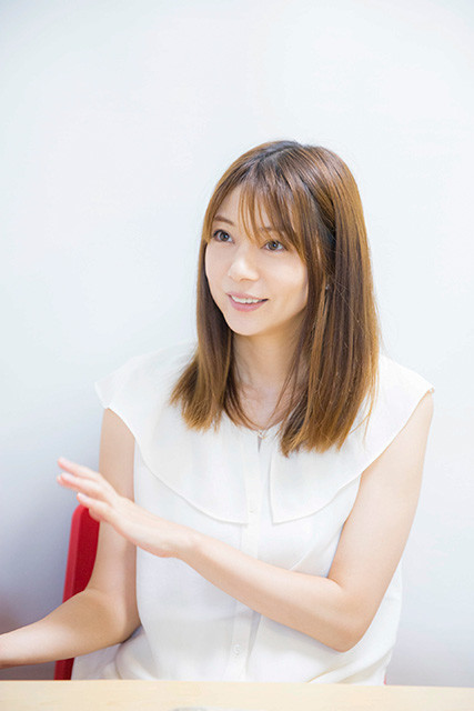 555」ヒロインの芳賀優里亜が「仮面ライダーゲンムズ」出演、片手には“ガラケー”（コメントあり） - 映画ナタリー