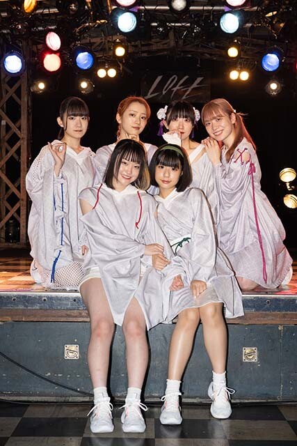 前列左から白珠色葉、御堂莉くるみ。後列左から御守ミコ、小清水美里、桜寝あした、小花衣こはる