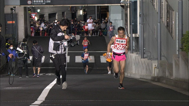 芸能人たちがプライドをかけて走る、まさに番組の風物詩 赤坂５丁目！ミニマラソン。森脇健児、猫ひろし、そのまんま東......番組が生み出した有名人ランナーは数知れず。ＴＢＳの正面玄関からスタジオへ至る上り坂・通称「心臓破りの坂」はドラマの生まれるポイントだ。２０２０年秋の放送以降はコロナ対策で別のコースで開催されている