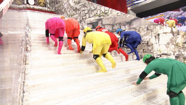 ぬるぬるの階段の頂上にあるプレート奪う戦い。追加で投入されたローションに足を滑らせ、大開脚しながら落ちる鈴木奈々さんの勇姿（？）に爆笑した人も多いだろう