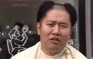 熱海で行なわれた初回の特番で、髪を逆モヒカンにそった、とにかく明るい安村。出演者もスタッフもこのボケで光明が見えたという