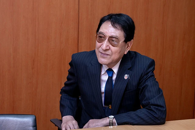 古谷敏(ふるや・さとし) 1943年生まれ。1966年に『ウルトラQ』のケムール人に抜擢さ れ、そのスタイルが評判を呼びウルトラマンのスーツアクターに。翌年、『ウルトラセブン』 ではアマギ隊員を好演。『ウルトラマンになった男』(小学館)