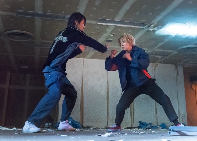 スタントパフォーマーの伊澤彩織と、殺陣師・三元雅芸のバトルシーンは必見!