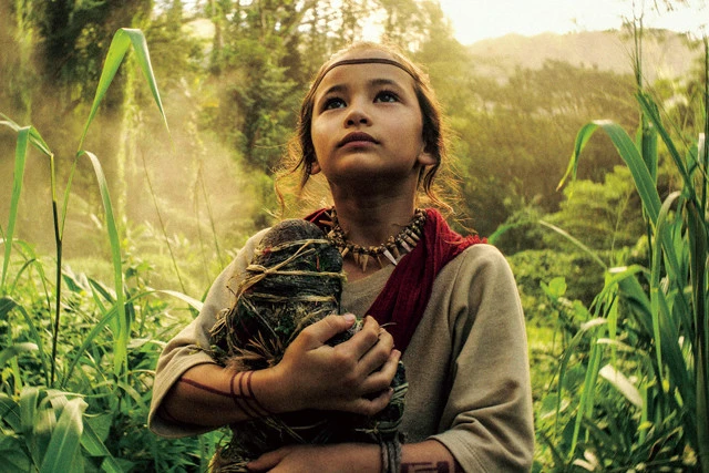 コングが住んでいた髑髏島(スカルアイランド)の先住民だった少女・ジア。特務機関モナークのアイリーン博士が母親代わりの彼女には、コングと心を通わす特別な力が......