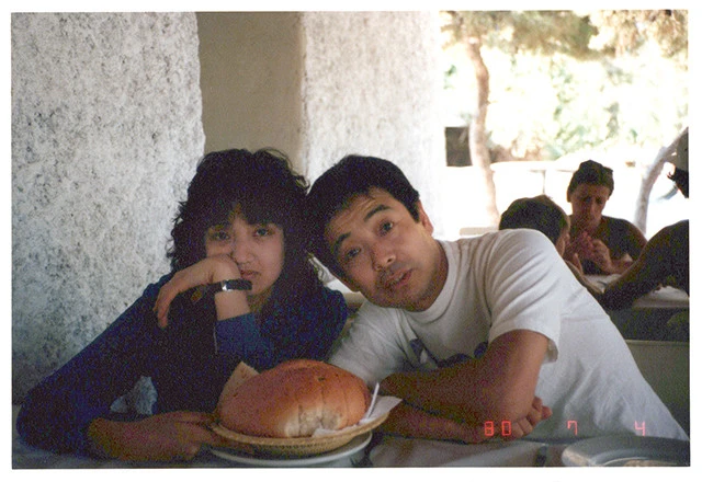 旅先での立川談志師匠（右）とゆみこ氏（左）