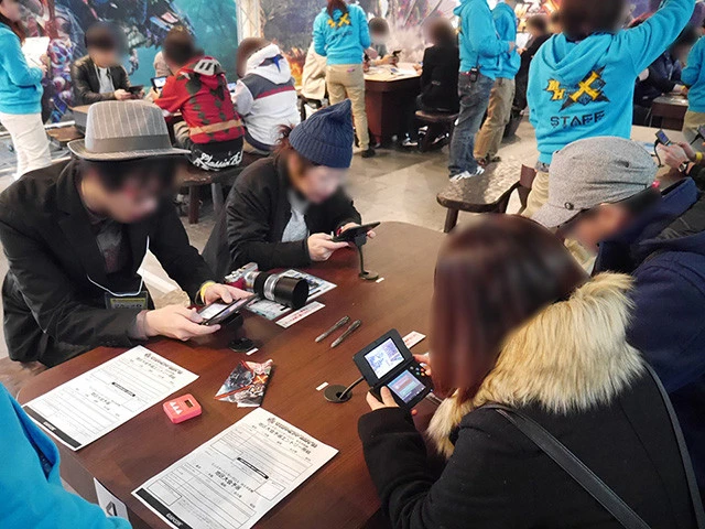 今はネットを介した協力プレイが一般的だが、コロナ禍が落ち着けば、こんな光景がまた見られるようになるかも