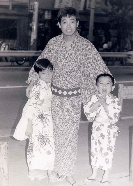 立川談志師匠(中央)と娘のゆみこ氏(左)、その弟の慎太郎氏(右)