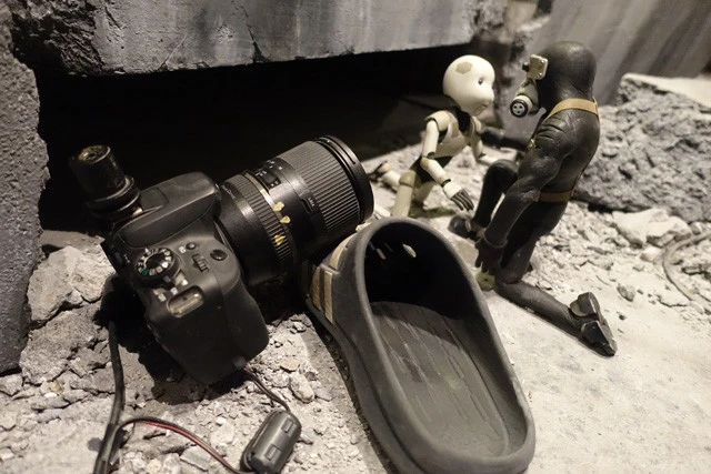 時には部屋にあったサンダルでカメラのアングルを固定。使えるものはなんでも使った