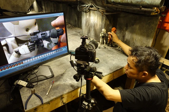 主人公が銃を構える角度が自然に見えるよう、1カット1カット細かな調節をしながら撮影を繰り返していく