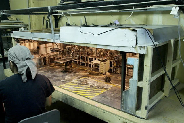 劇中では大きく見えるセットもスタッフと比べるとこのサイズ感