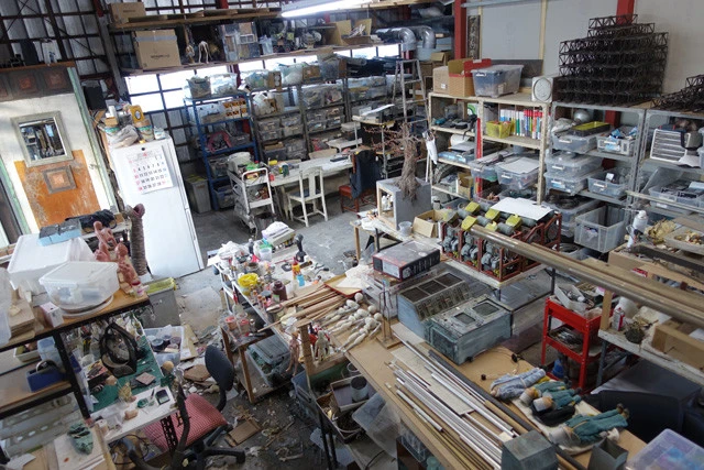 本作が生み出された撮影スタジオの各所には、撮影機材や人形たち、舞台セット用の材料が並ぶ。元は内装業時代の工房だったのを大改修した