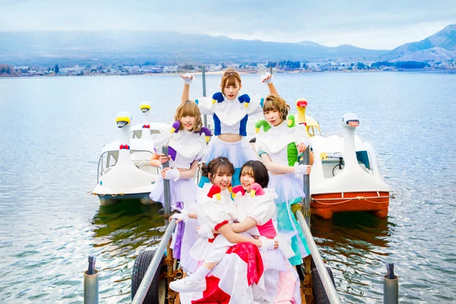 アイカ・ザ・スパイ、ナオ・オブ・ナオ、ミユキエンジェル、ハナエモンスター、カエデフェニックスからなる、クロちゃんがプロデュースしたWACK所属の5人組アイドルグループ「豆柴の大群」