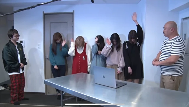 「豆柴の大群」公式YouTubeで、「どちらの曲が良かったか」と聞かれ、クロちゃん作詞の『ろけっとすたーと』ではなくWACKプロデュースの『大丈夫サンライズ』に手を挙げるメンバー