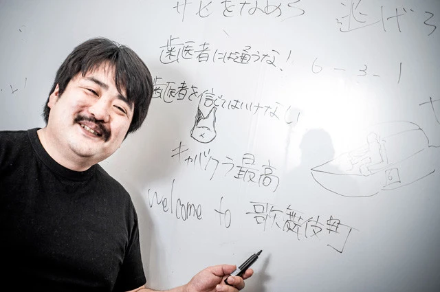 歌舞伎町のカラオケバーのほか、風俗案内所、高速道路の橋梁部分の塗装はがしなど、さまざまな過酷な現場で働いた経験を明るく語る鈴木もぐら