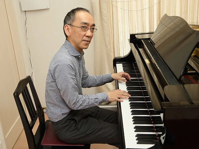 星野源さん、新垣結衣さんへのお祝いソングを即興演奏。「おふたりはそよ風が吹く爽やかなイメージがありますから、前半はそういった感じで」