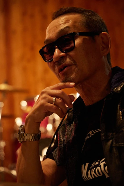 「髪型からファッションまですべて布袋がコーディネートしてたよ」