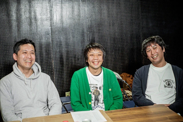 （左から）や団のロングサイズ伊藤、本キ間ッド、中嶋亨