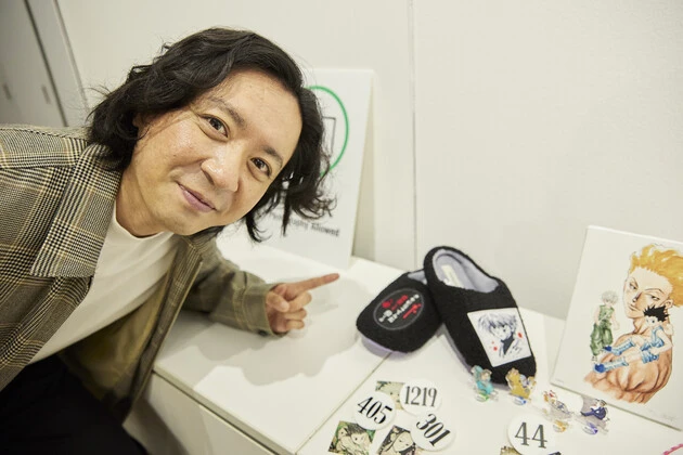 併設ショップには、冨樫ファンなら思わずニヤリとするグッズが多数。野澤さんは「このキルアの、音を殺して歩くスリッパは絶対買いますね」